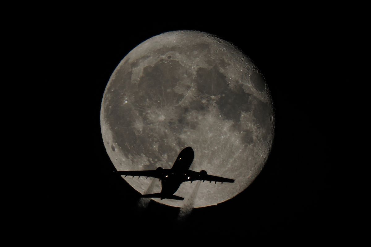 Same-Day, Red-Eye, and Overnight Flights: How They Work